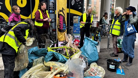 Ehrenamtliche haben rund um den Stühlinger Kirchplatz in Freiburg Unmengen an Müll zusammengetragen (Foto: SWR, Jessika Hans)