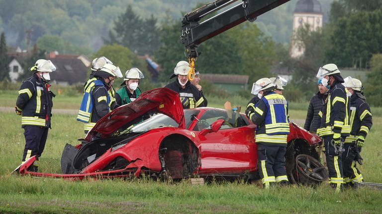 Zerstörter Ferrari auf dem Testgelände des Lahrer Flugplatzes (Foto: Christina Häußler / Einsatz-Report24)