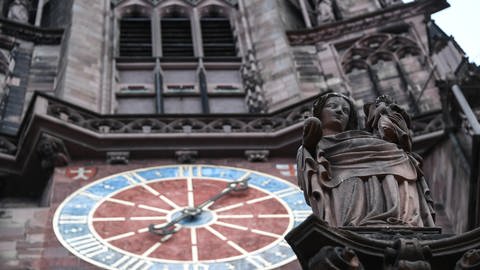 Marienfigur vor dem Freiburger Münster (Foto: dpa Bildfunk, Patrick Seeger)