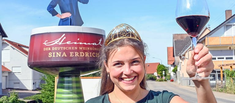 Die scheidende Deutsche Weinkönigin Sina Erdrich aus Durbach (Ortenaukreis) will sich weiter für die Branche einsetzen. (Foto: dpa Bildfunk, Uli Deck)