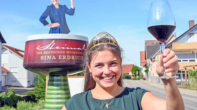 Die scheidende Deutsche Weinkönigin Sina Erdrich aus Durbach (Ortenaukreis) will sich weiter für die Branche einsetzen. (Foto: dpa Bildfunk, Uli Deck)