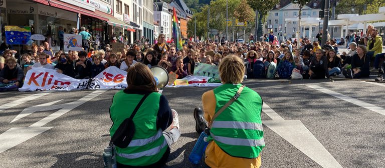 Mehrere tausend junge Leute blockieren den Friedrichring in Freiburg (Foto: SWR, Sebastian Bargon)