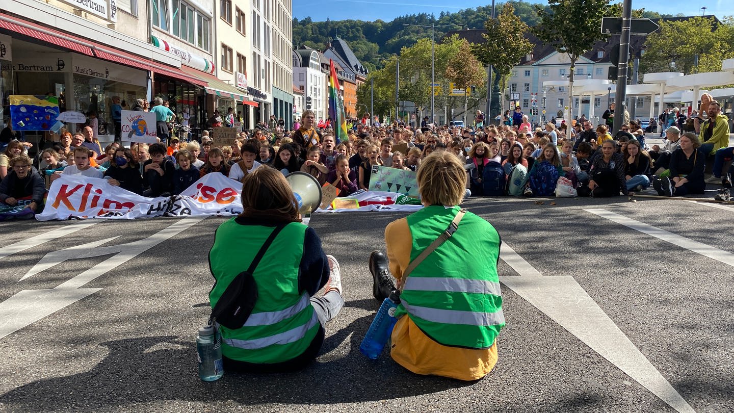 Mehrere tausend junge Leute blockieren den Friedrichring in Freiburg (Foto: SWR, Sebastian Bargon)