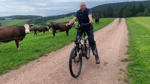 Landwirt Clemens Hug fährt mit E-Bike zu seinen Kühen.  (Foto: SWR, Dorothea Dörner)
