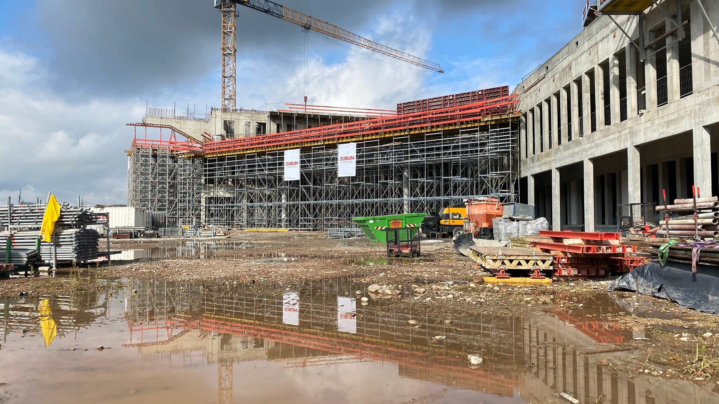 Auf der Baustelle des neuen Zentralklinikums in Lörrach explodieren die Baukosten. (Foto: SWR, Katharina Seeburger)