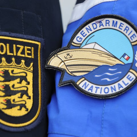 Abzeichen eines deutschen Polizisten und eines französischen Gendarmen (Foto: picture-alliance / Reportdienste, Patrick Seeger)