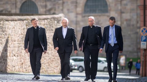 Erzbischof Burger mit drei Kollegen bei der Bischofskonferenz in Fulda (erster v. l.) (Foto: dpa Bildfunk, Sebastian Gollnow)