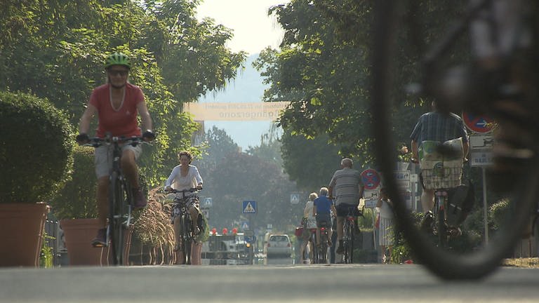 Fahrradfahrer in der Weiler Pop-up-Fußgängerzone (Foto: SWR)