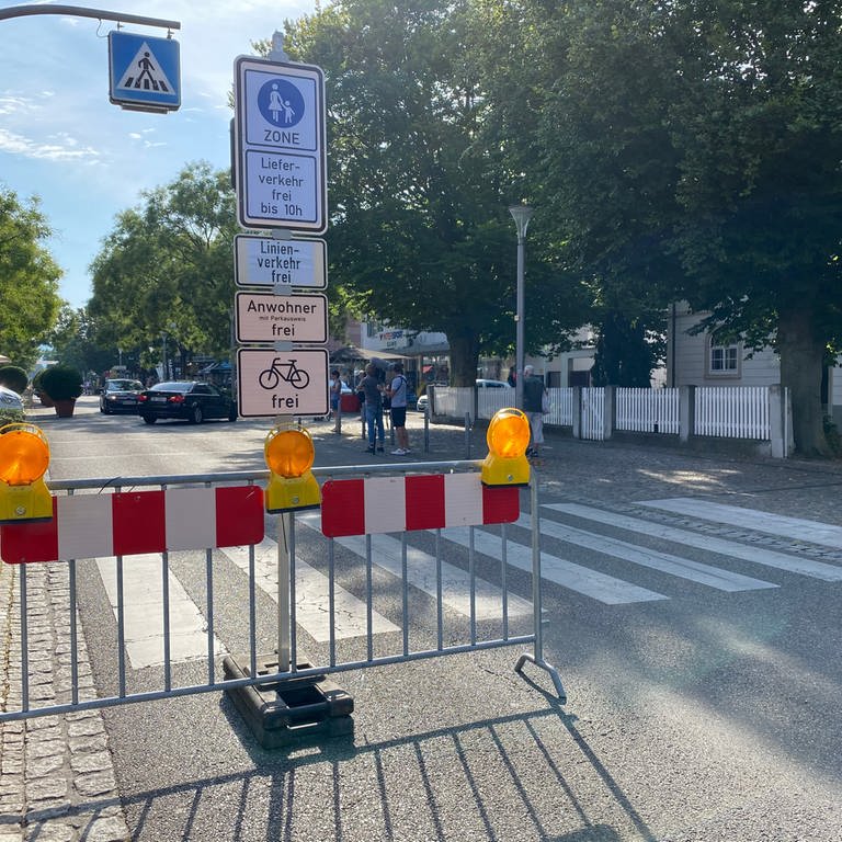 Schilder und eine Absperrung weisen auf Fußgängerzone hin (Foto: SWR, Silvia Krätzer)