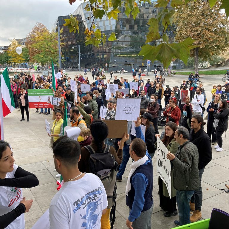 Menschen bekunden in Freiburg ihre Solidarität mit den Protesten im Iran (Foto: SWR, Peter Steffe)