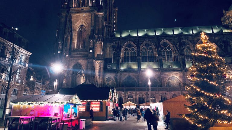 Weihnachtsmarkt Hütten am Straßburger Münster. (Foto: SWR)
