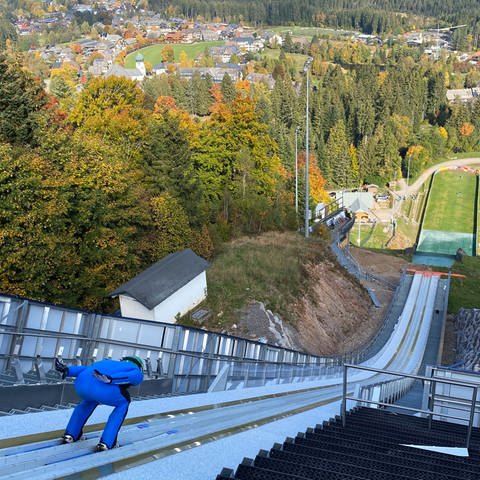 An der Skisprungschanze in Hinterzarten finden im Oktober die Deutschen Meisterschaften statt - trotz Baumängel. (Foto: SWR, Jasmin Bergmann)