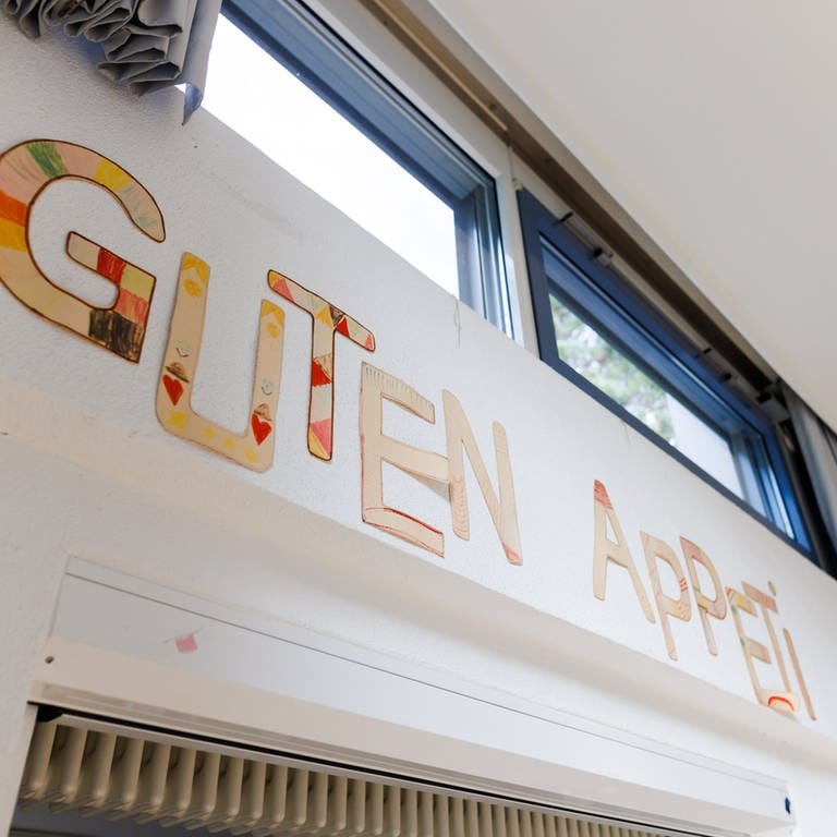 Der bunte Schriftzug "Guten Appeti" klebt über der Ausgabe einer Schulmensa.  (Foto: dpa Bildfunk, picture alliance/dpa | Philipp von Ditfurth)
