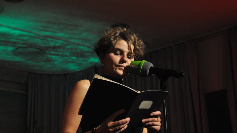Ingrid Ruesch auf der Bühne mit Textbuch (Foto: SWR, Christoph Ebner)