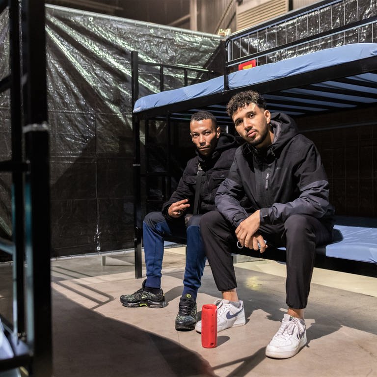 Zwei Männer aus Algerien sitzen in einer neuen Notunterkunft in Offenburg auf ihrem Stockbett.  (Foto: dpa Bildfunk, Philipp von Ditfurth)