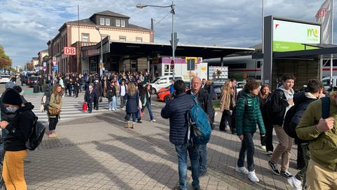 Am Bahnhof in Offenburg warten die Menschen auf die Ersatzbusse. Wegen einem Oberleitungsschaden bei Kenzingen im Kreis Emmendingen ist der Zugverkehr unterbrochen. (Foto: SWR, Ulf Seefeldt)