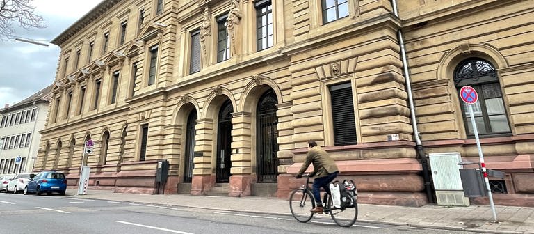 Am Karlsruher Landgericht hat der Prozess gegen einen mutmaßlichen Salafisten aus Freiburg begonnen. (Foto: SWR, Ines Kunze)