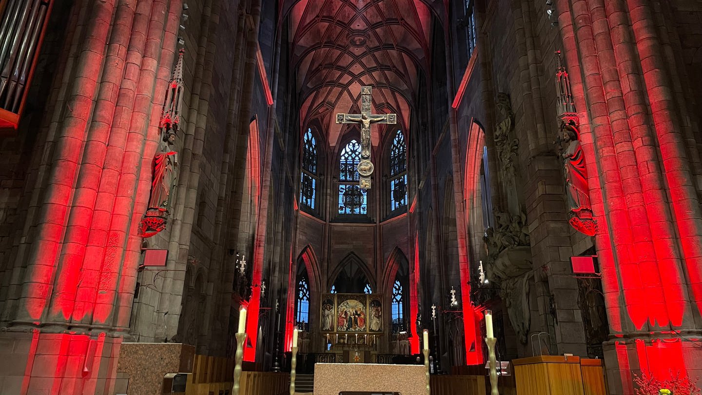 Der Innenraum des Freiburger Münster leuchtete Sonntagabend für eine Stunde lang rot. Damit will man auf die verfolgten und diskriminierten Christen aufmerksam machen. (Foto: SWR, Sandra Helmeke)