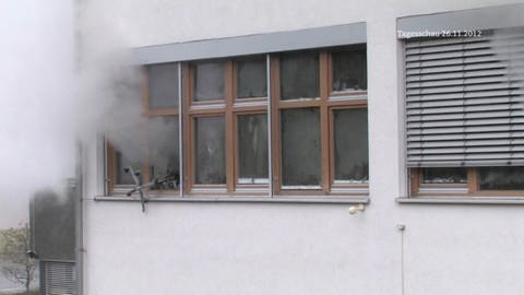 Bürostuhl ragt aus qualmenden Fenster (Foto: SWR)