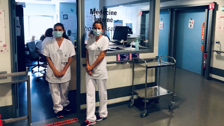 Medizinisches Personal auf einer Station der Straßburger Unikliniken. (Foto: SWR)