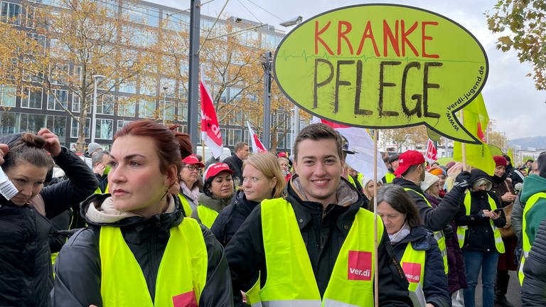 Ein junger Streikender der "ver.di Jugend" ist mit einem Schild zu sehen. Es trägt die Aufschrift "kranke Pflege". (Foto: SWR, Jan Lehmann)