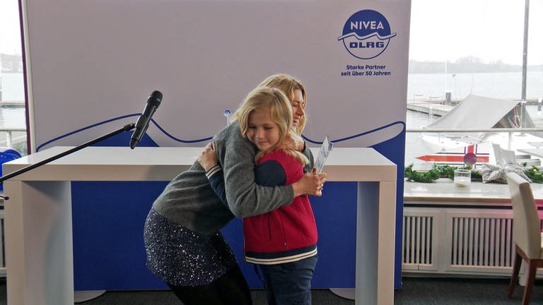 Schauspielerin Nina Bott würdigt Jonny-Dean Spieth mit einer Laudatio und überreicht ihm den Nivea Lebensretter-Preis (Foto: SWR)