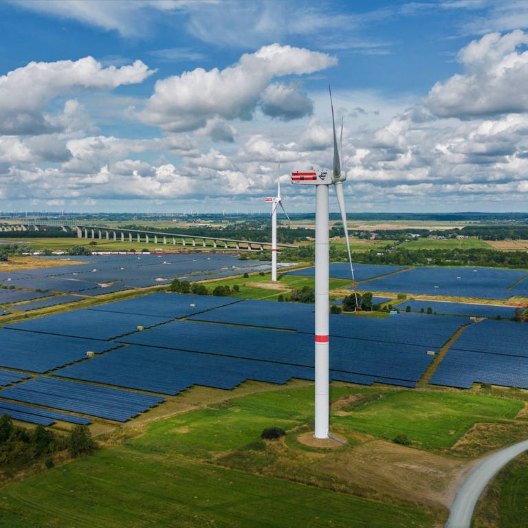 Wind- und Solaranlagen (Symbolbild) (Foto: dpa Bildfunk, Daniel Reinhardt)