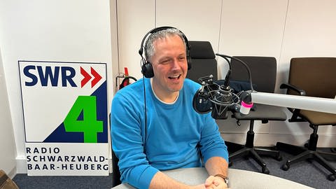 City Manager Thomas Herr vor dem Mikrophon im SWR Radiostudio in Villingen-Schwenningen.  (Foto: SWR, Samantha Happ)
