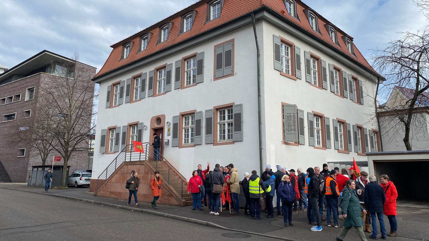 Etwa 30 Mitglieder der IG Metall protestieren vor dem Arbeitsgericht Lörrach gegen die mögliche fristlose Kündigung zweier Betriebsräte aus Schopfheim. (Foto: SWR, Katharina Seeburger)