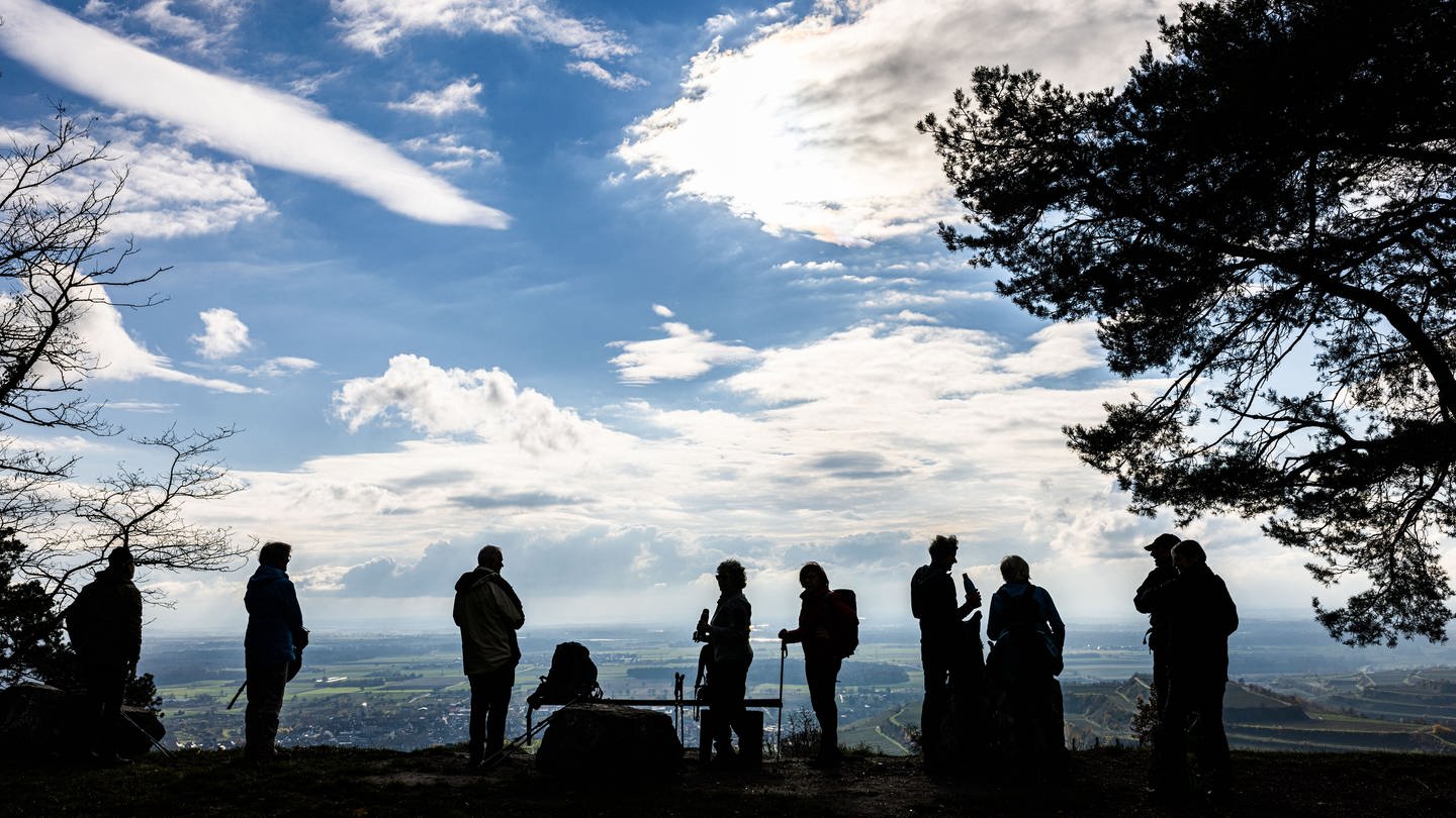 Eine Gruppe des Deutschen Alpenverein (DAV) steht während einer Pause auf dem Kaiserstuhl und blickt das Rheintal in südlicher Richtung herunter. (Foto: dpa Bildfunk, Picture Alliance)