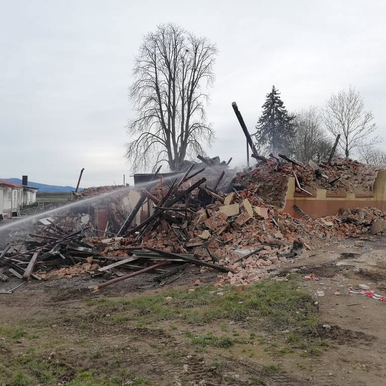 Letzte Löscharbeiten nach einem Gebäudebrand. Das Haus wurde vollständig zerstört. (Foto: SWR)