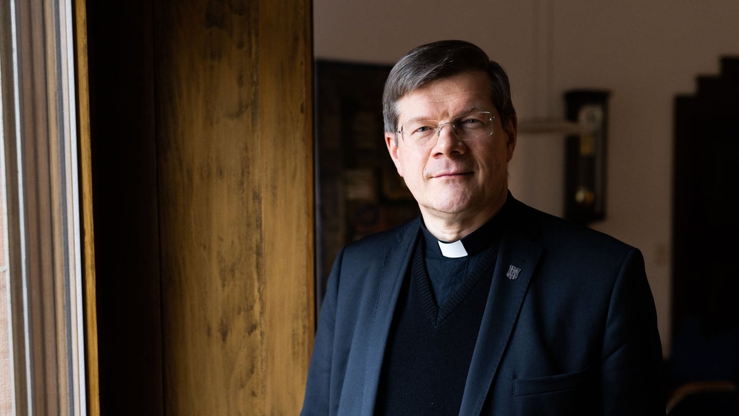Erzbischof Burger steht in seinem Büro im erzbischöflichen Ordinariat. (Foto: picture-alliance / Reportdienste, Philipp von Ditfurth)