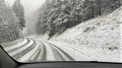 Verschneite Straße auf dem Weg zum Schauinsland (Foto: SWR, Nadine Zeller)