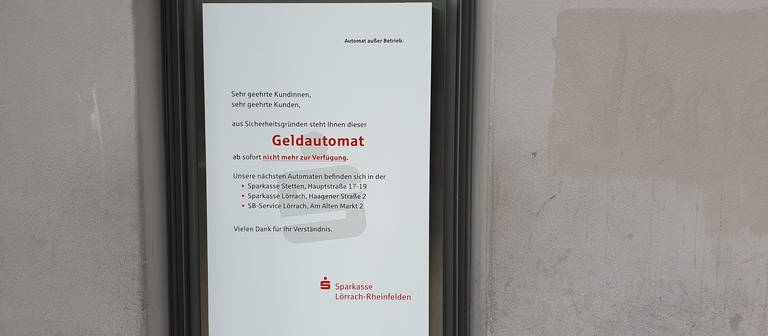 Dort wo früher ein Geldautomat der Sparkasse Lörrach-Rheinfelden war steht jetzt auf einem Schild: "Aus Sicherheitsgründen steht Ihnen dieser Automat nicht mehr zur Verfügung." (Foto: SWR, Katharina Seeburger)