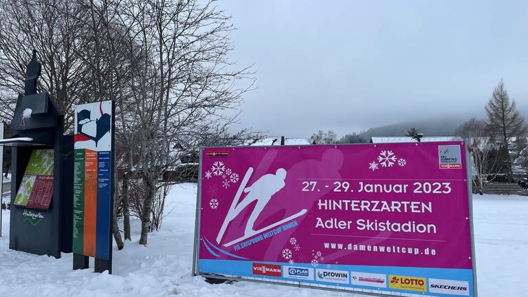 Letzte Vorbereitungen auf den Damenweltcup im Skispringen in Hinterzarten. (Foto: SWR)