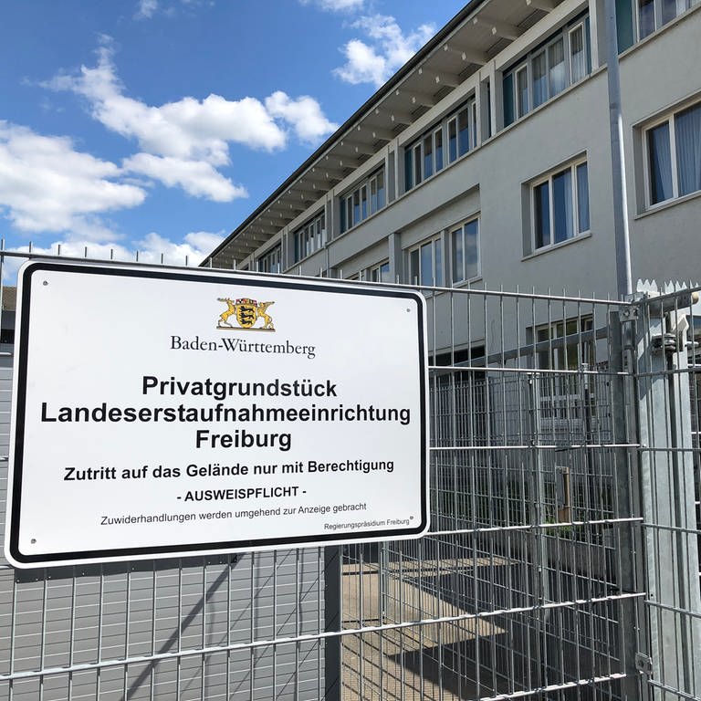 Eingang zur Landeserstaufnahmeeinrichtung LEA in Freiburg (Foto: SWR, Jan Lehmann)