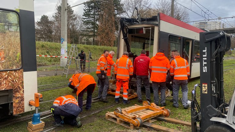 Zwei Straßenbahnen in Freiburg-Weingarten zusammengestoßen – mehrere Verletzte (Foto: SWR, Sebastian Bargon)