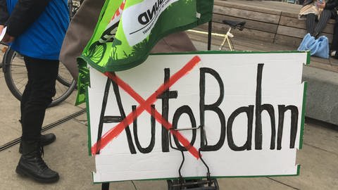 Am Freitag hatte Fridays for Future zu einer Fahrrad-Demo in Freiburg gegen den Autobahn-Ausbau aufgerufen. (Foto: SWR, Gabi Krings)
