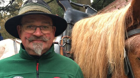Für Jürgen Duddek aus March ist Holzrücken mit Pferd Hugo eine Leidenschaft  (Foto: SWR, Gabi Krings)