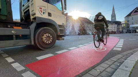 Radfahrer auf einem rot markierten Radweg in Freiburg. (Foto: SWR, Anita Westrup)
