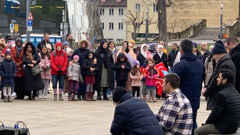Menschen in Freiburg erinnern an die Erdbebenopfer in Syrien und der Türkei (SWR  Robert Wolf) (Foto: SWR, Robert Wolf)