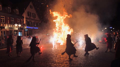 In Offenburg gab es am Abend der letzte Tanz um brennende Strohhexe  (Foto: SWR, Christine Veenstra)