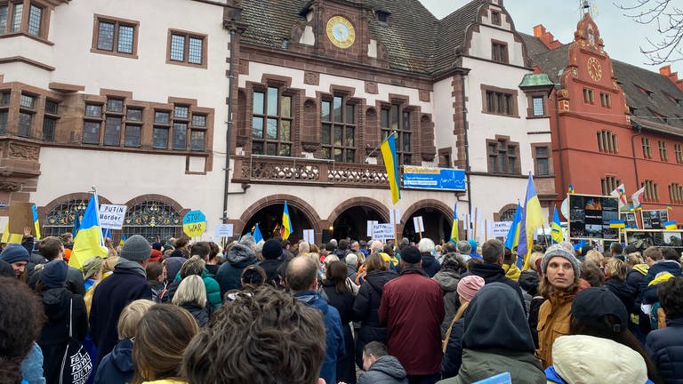 Rund 1.500 Menschen haben an der Gedenkveranstaltung in Freiburg für die Ukraine teilgenommen.  (Foto: SWR, Sebastian Bargon)