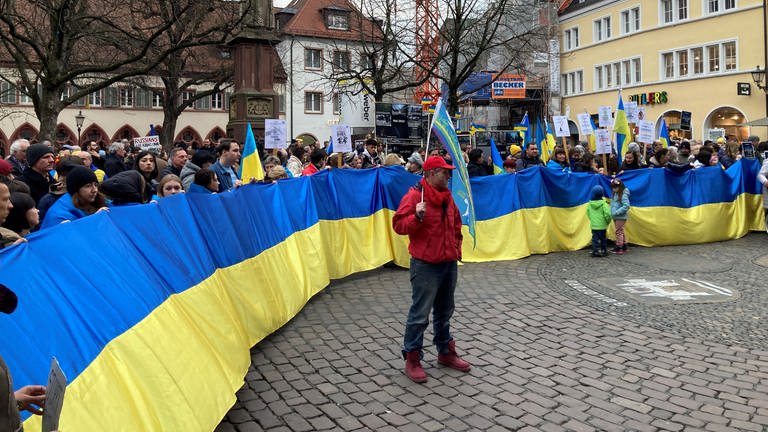 Rund 1.500 Menschen haben an der Gedenkveranstaltung in Freiburg für die Ukraine teilgenommen.  (Foto: SWR, Peter Steffe)