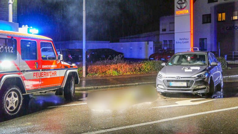 Ein Unfallfahrzeug steht auf der B3 neben einem Fahrzeug der Feuerwehr.  (Foto: dpa Bildfunk, picture alliance/dpa/Einsatz-Report24 | Maren Späth)