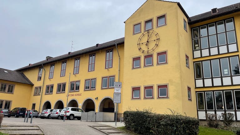 An der Lortzingschule in Freiburg soll ein Unbekannter Schüler versucht haben, ins Auto zu locken (Foto: SWR)