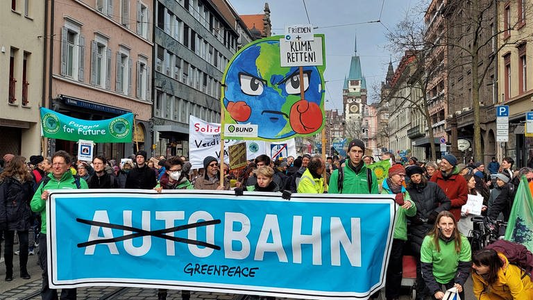 Klimaprotestzug durch die Freiburger Innenstadt (Foto: SWR, Felix Gruber)