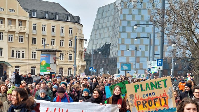 Laut Veranstalter sind bei der Klimademo 9.000 Kinder, Jugendliche und Erwachsene mitgelaufen (Foto: SWR, Felix Gruber)