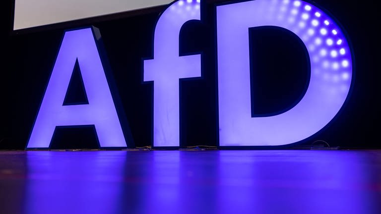 Logo der AfD auf dem Landesparteitag in Offenburg (Foto: dpa Bildfunk, Picture Alliance)