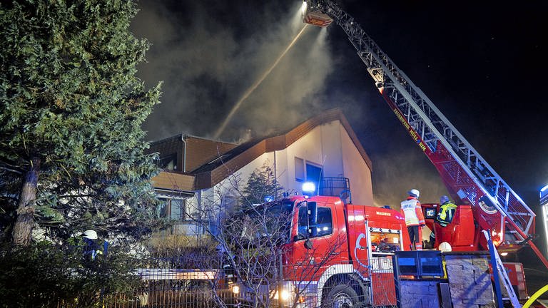 Feuerwehr zum Brand eines Mehrfamilienhauses in Badenweiler (Foto: Pressestelle, Feuerwehr Badenweiler)